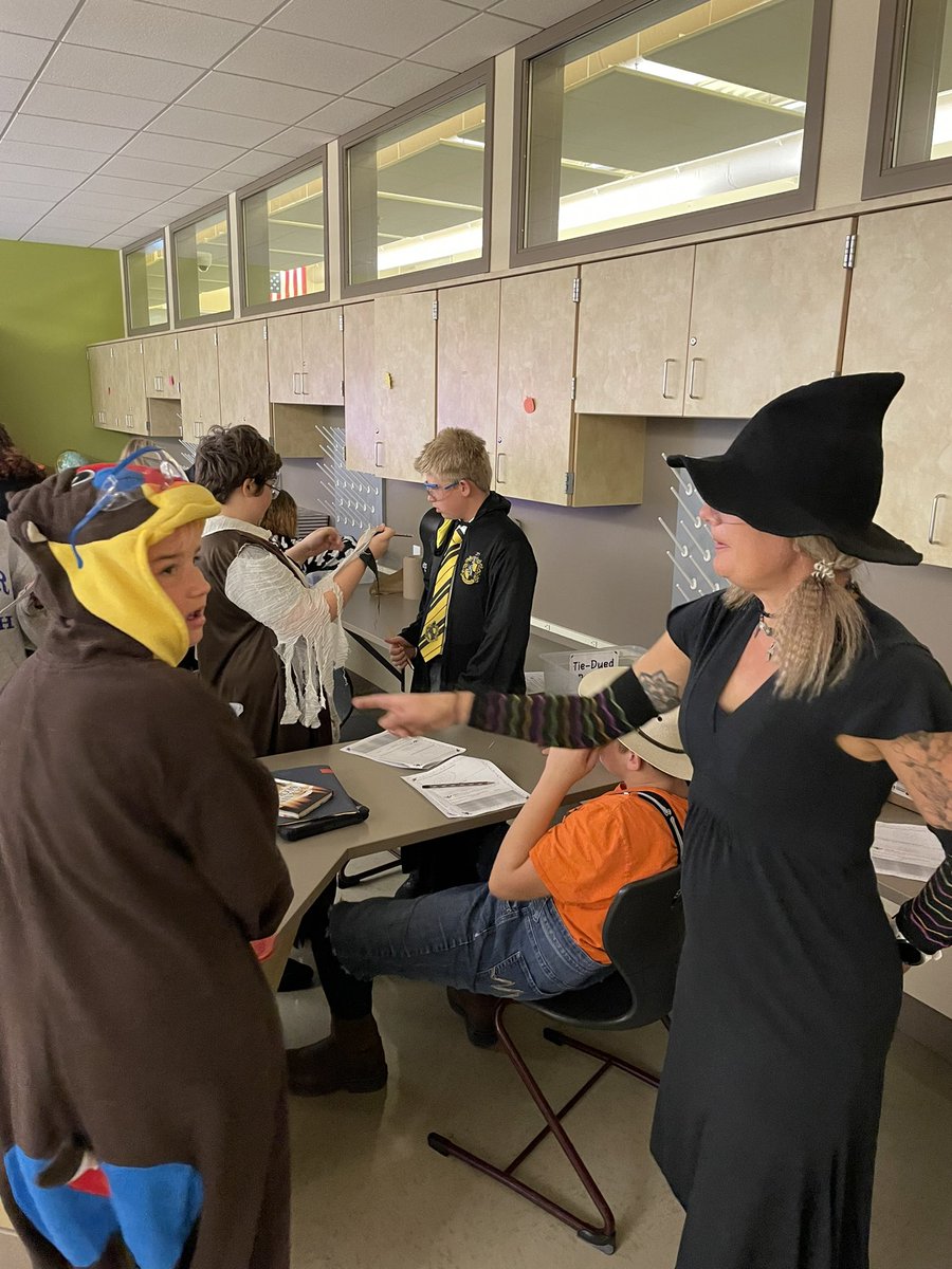 LMS_AP22's tweet photo. Happy Halloween from LMS!! #EverySaberEveryDay #JustBeCool #DinosaursInTheHalls https://t.co/CEJPBqZ1cI