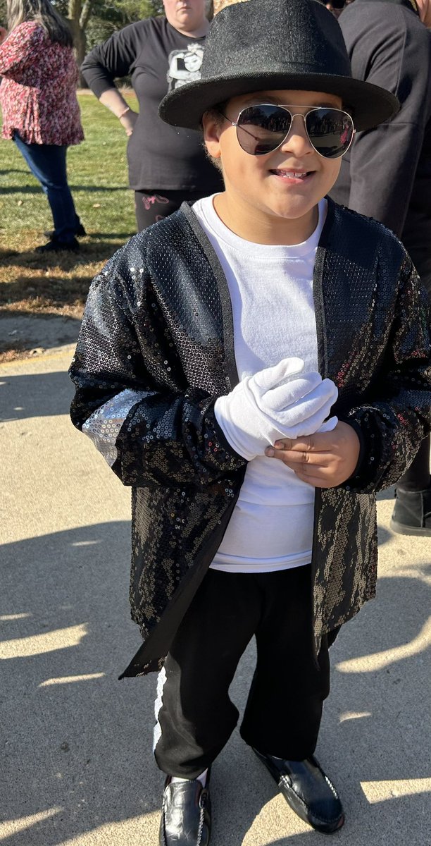 ASCounselor's tweet photo. Happy Halloween! 
I spy…a jellyfish, a mermaid, Michael Jackson, and a penguin!
Hey Shepard Stars- be safe tonight!
@NorthScottASES 
@NorthScottCSD https://t.co/H3wZTj5ACK