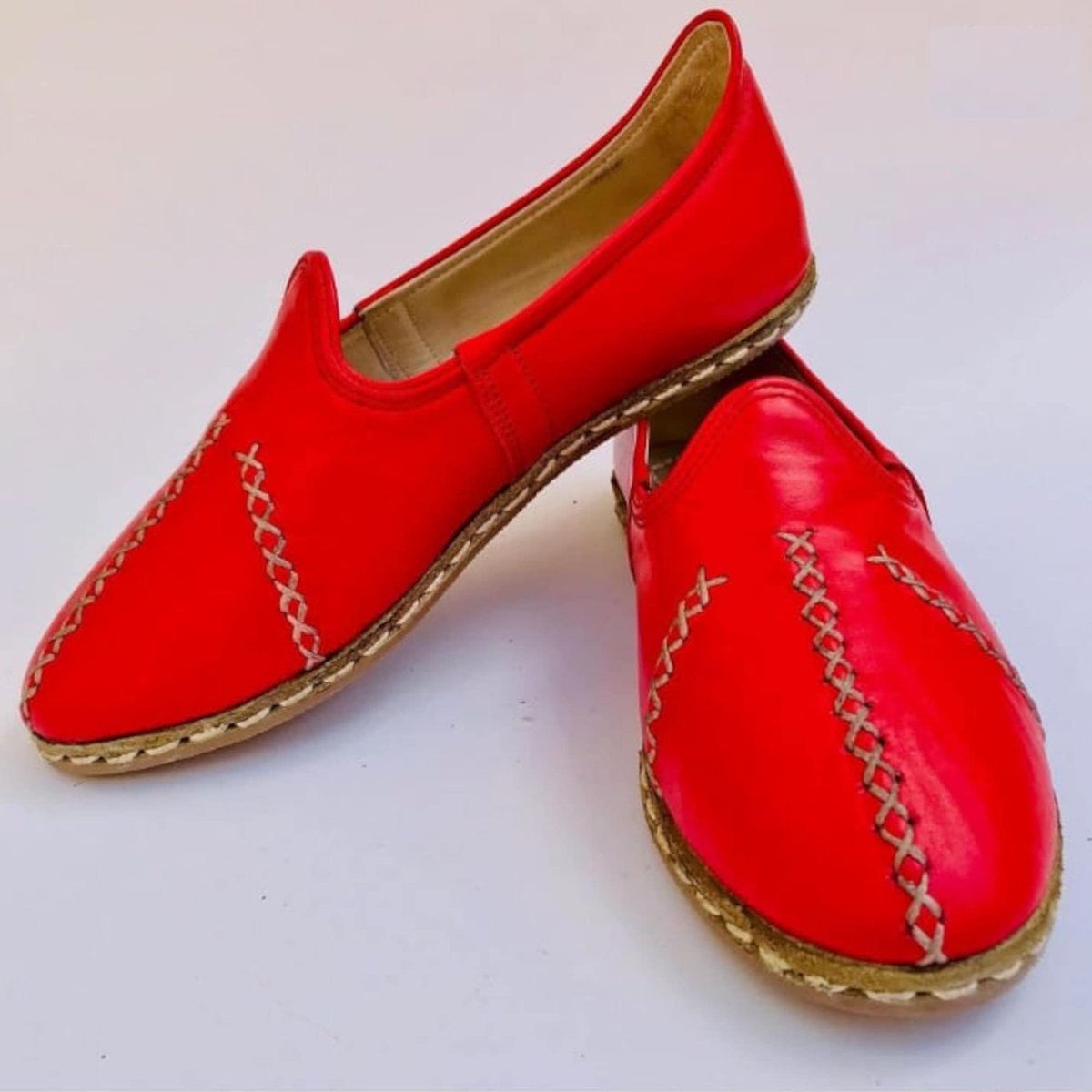 personaltextile's tweet photo. Really love this, from the Etsy shop culturaldesigngifts. https://t.co/QpBFhPwnab #etsy #christmasgifts #colorfulshoes #yemenishoes #shoesforwedding #menshoes #giftforhim #giftforher #giftformum #valentinesdaygift https://t.co/cka3KTdfUy