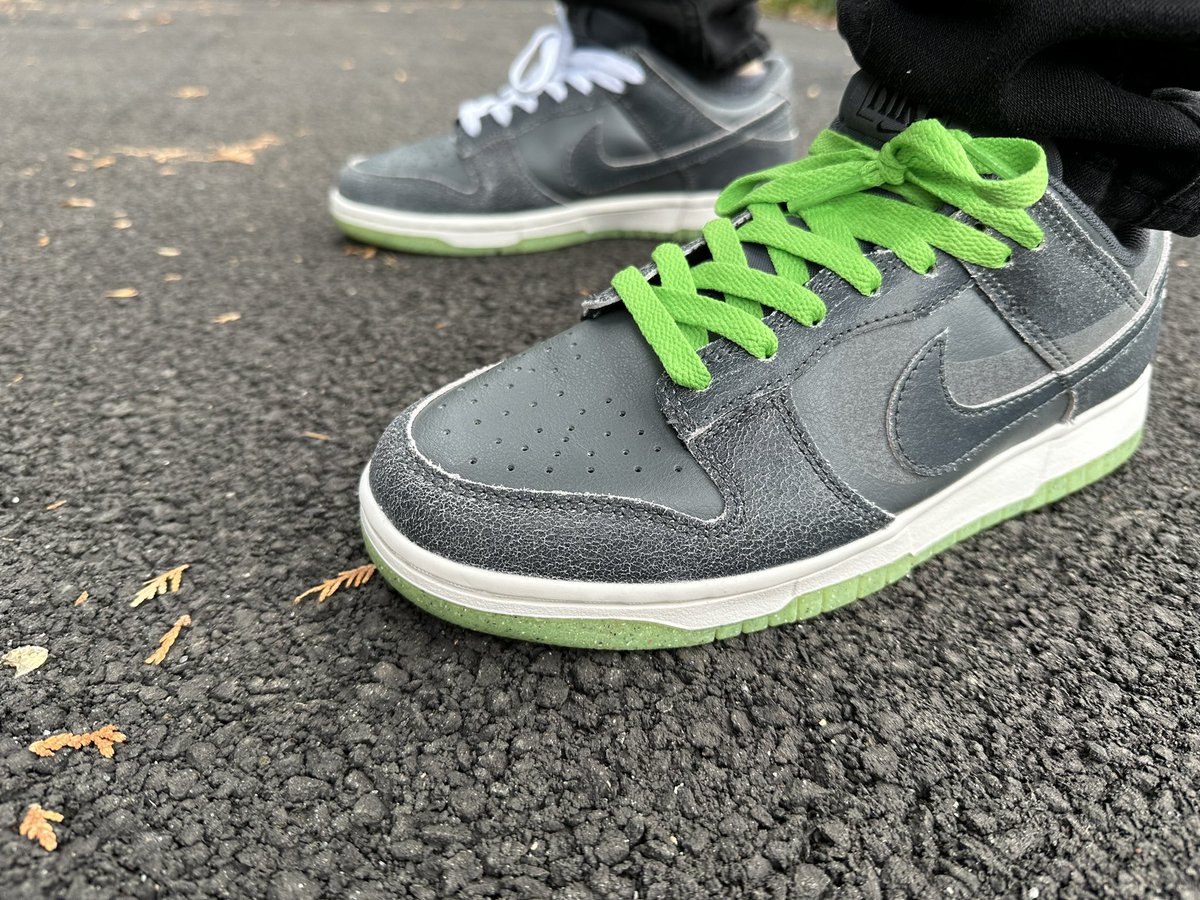 HeatBetter's tweet photo. Couldn’t decide between white laces for a clean look for the green laces to bring out the “scream green”🤔🎃
(Shoutout @SoleRetriever for helping get the W though🐐)
#Halloween #Dunks #HalloweenDunks https://t.co/GGDE1lPkCH