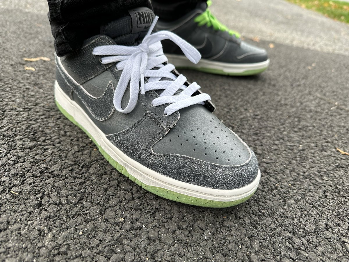 HeatBetter's tweet photo. Couldn’t decide between white laces for a clean look for the green laces to bring out the “scream green”🤔🎃
(Shoutout @SoleRetriever for helping get the W though🐐)
#Halloween #Dunks #HalloweenDunks https://t.co/GGDE1lPkCH