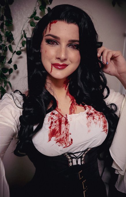 Bloody Mary... Bloody Mary... Bloody Mary...
#Halloween #Halloween2022 #halloweencostume https://t.c