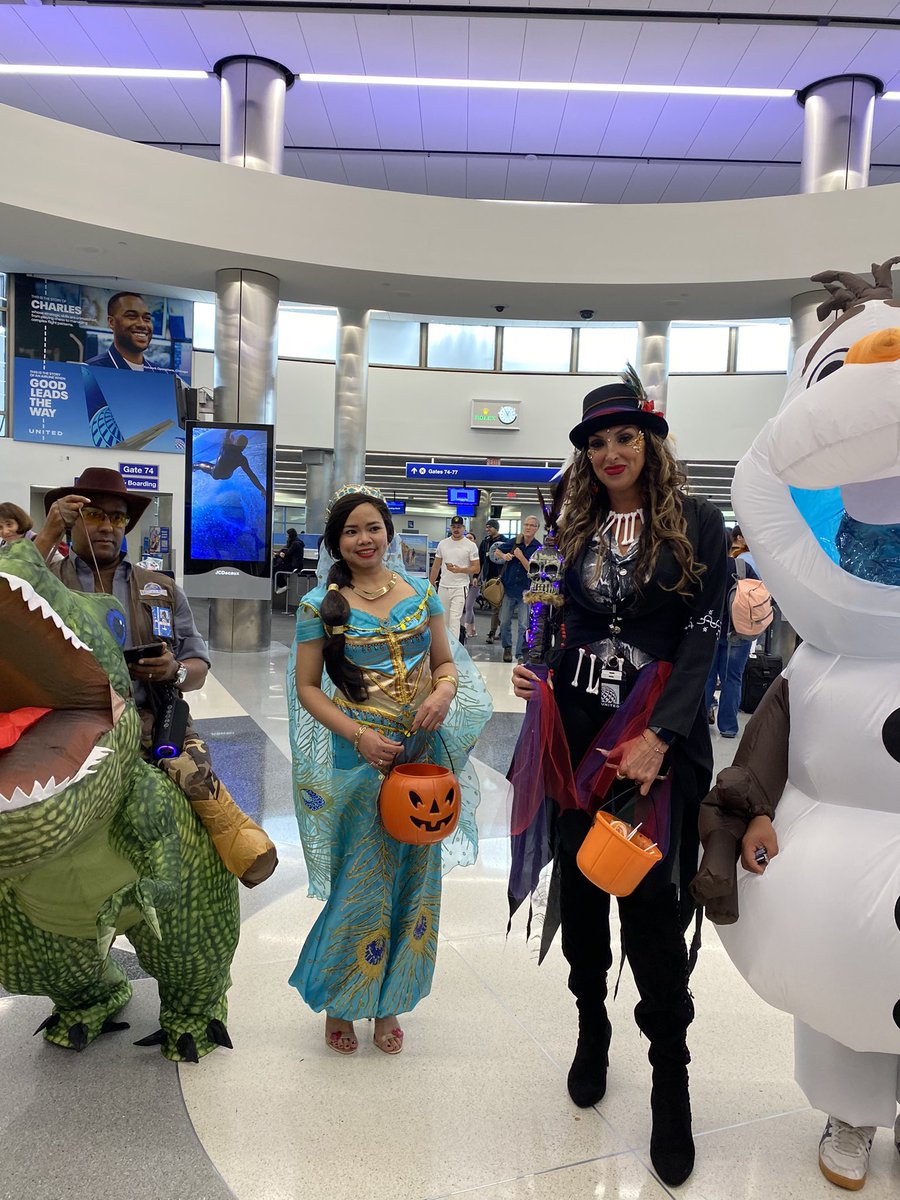 LAX United Family Smiles 😘🎃Happy Halloween To All @AOSafetyUAL @united @weareunited