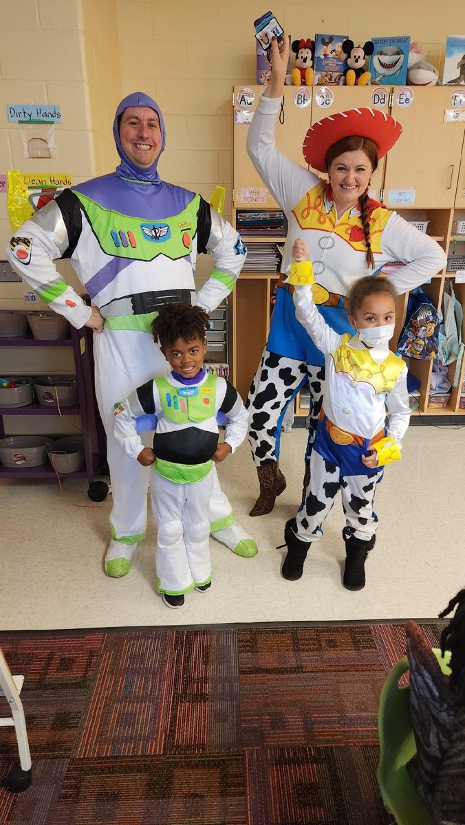 Yeeehaw! A great Halloween day at Highland with these toys 🙂 <a href="/Hamilton_HLE/">Highland Elementary</a> <a href="/RyanBrittonEdu/">Ryan Britton</a> @HLAsstPHCSD <a href="/MrsWagonfield/">Megan Wagonfield</a> <a href="/beccaware/">Rebecca Ware</a>