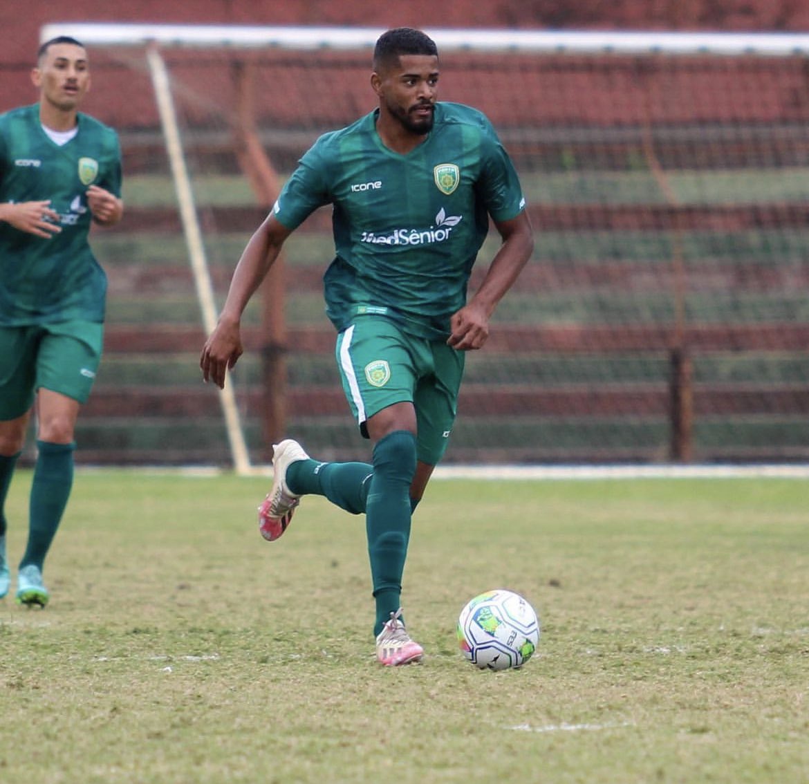 robson_smj's tweet photo. Porto Vitória negocia o empréstimo do volante Matheus Santos com o Athletic/MG.

Atleta tem 22 anos e tem passagens pelas categorias de base de Santos, Ponte Preta/SP e America/MG. Em 2022 disputou o Mineiro pelo Patrocinense. Negócio em estágio avançado. https://t.co/kMe3tnfWyI
