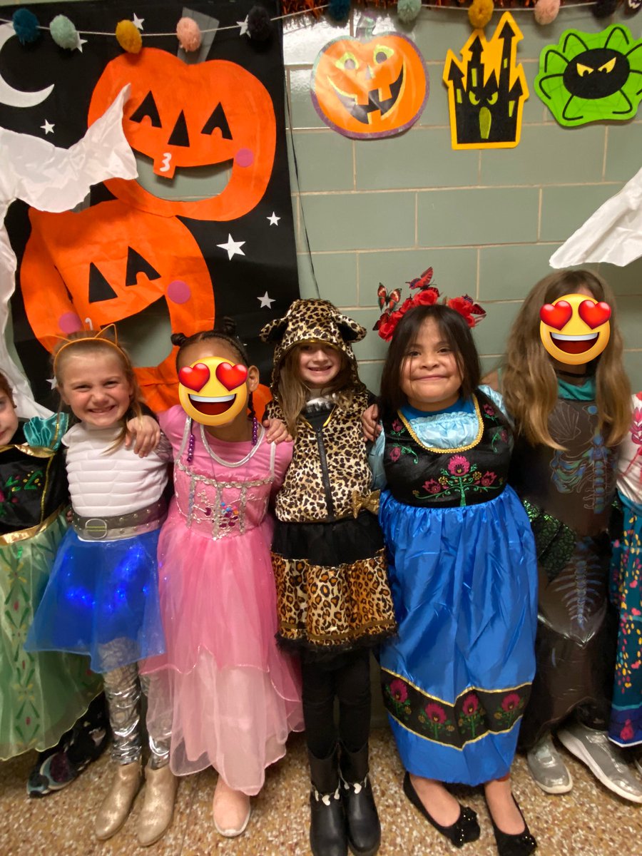 1stgradeMsWaugh's tweet photo. SO much FUN today ✨ amazing costumes and HUGE smiles! ❤️ so glad the character parade is back! @HarfordHills https://t.co/nL0YtpmiQU