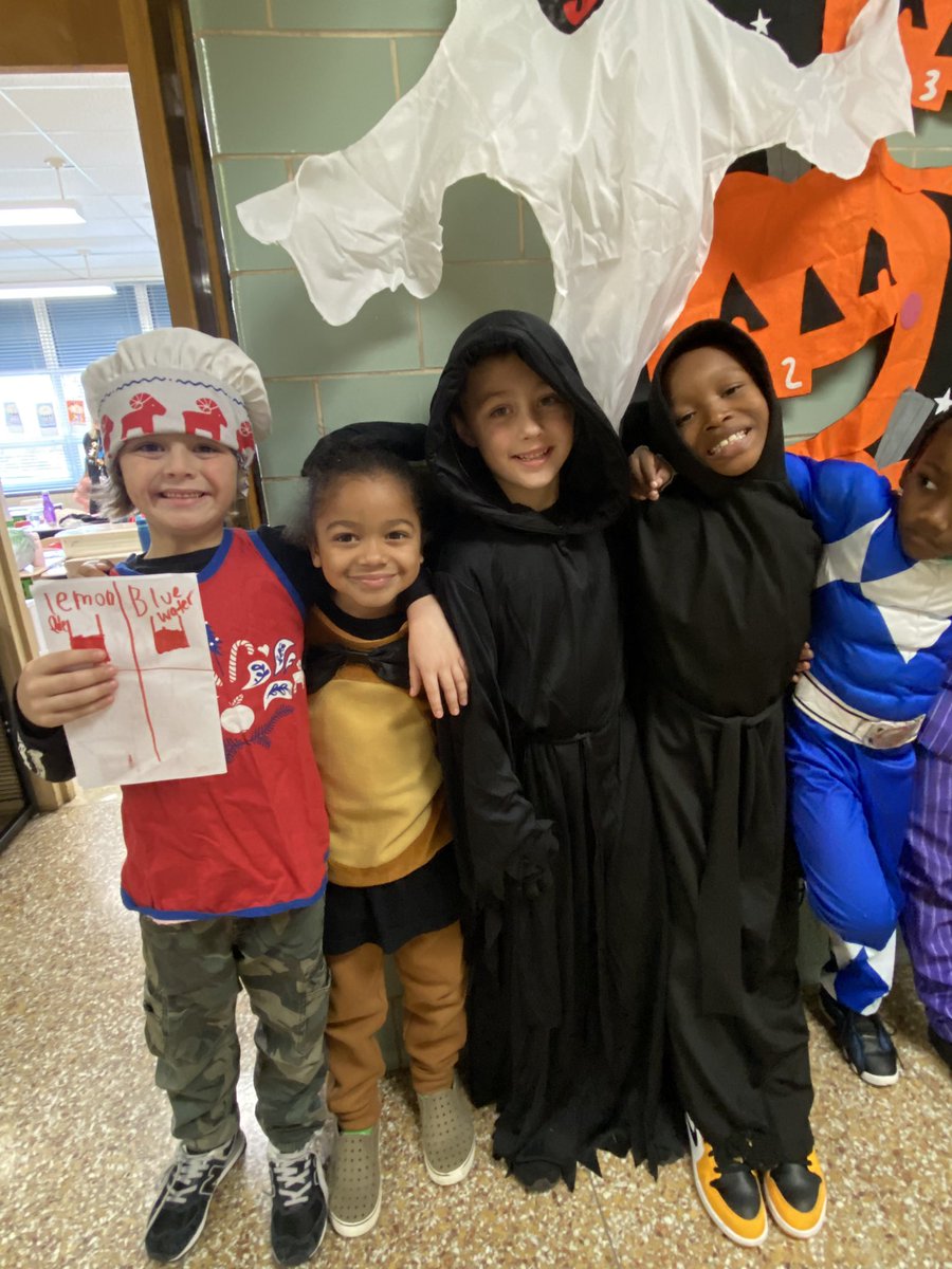 1stgradeMsWaugh's tweet photo. SO much FUN today ✨ amazing costumes and HUGE smiles! ❤️ so glad the character parade is back! @HarfordHills https://t.co/nL0YtpmiQU