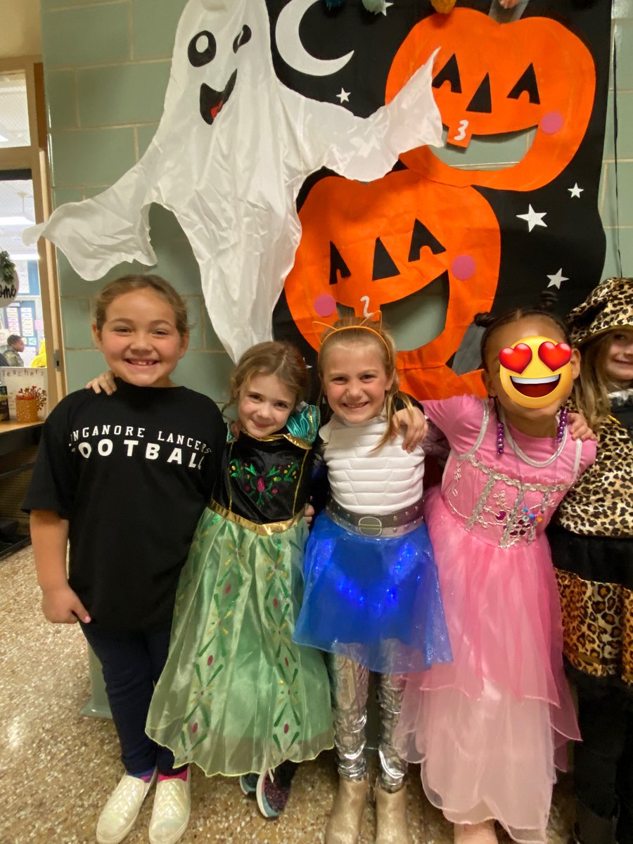 1stgradeMsWaugh's tweet photo. SO much FUN today ✨ amazing costumes and HUGE smiles! ❤️ so glad the character parade is back! @HarfordHills https://t.co/nL0YtpmiQU
