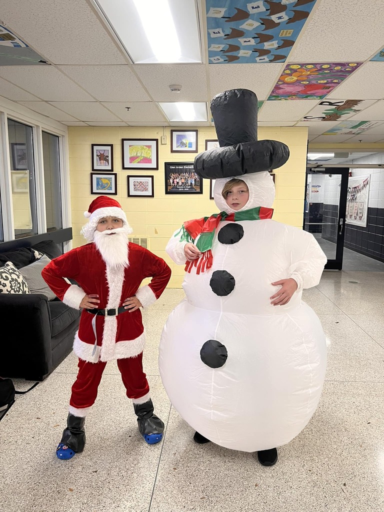 lightenupteach's tweet photo. These two…🎃 🎄 https://t.co/Sq1isexuAE https://t.co/ZbBiilebrE