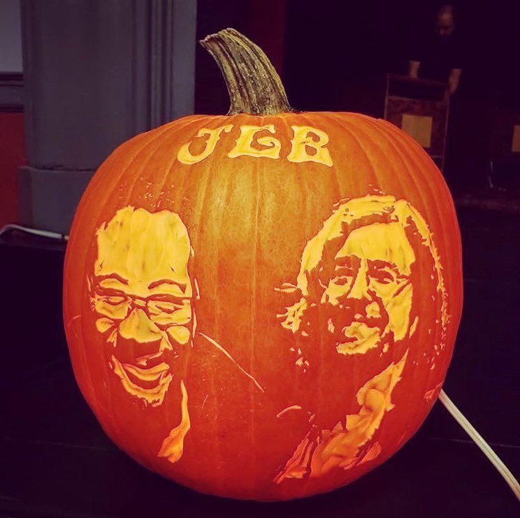 Happy Halloween! 🎃👻 What's better than celebrating with some wholesome oldschool JGB tunes? Listen back in time to our live Halloween recording at Lunt-Fontanne, New York City in 1987: open.spotify.com/album/7eGffYcI…