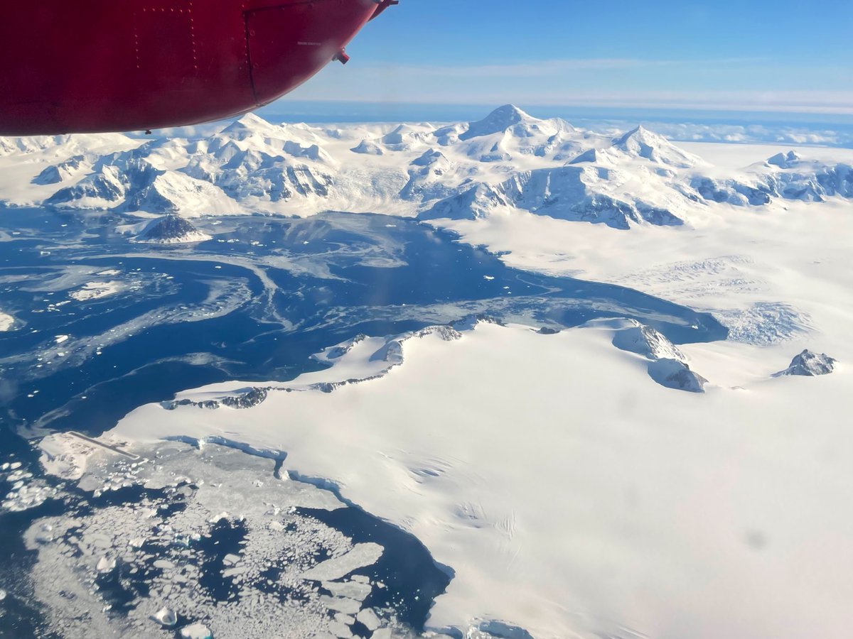 Flying into Rothera research station. Can you spot the runway (bottom left)? Check out Sheldon #glacier on the right. It’s been increasingly receding over the last decades, tracked by @BAS_News scientists via satellite imagery. #frozenplanet @BAS_News #Antarctica
