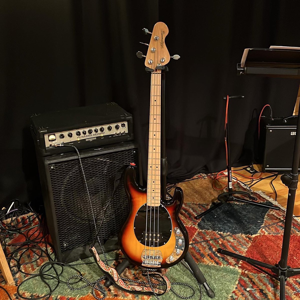 vintageguitars_'s tweet photo. A bass with so much character and #vintagetone Vintage V96 ReIssued 4-String Active Bass ~ Sunset Sunburst

#Repost @bgjtwo
#vintageguitarsus #V96 #vintagebass #Reissuedseries #fourstrings #sunburst #bass #vintagecommunity https://t.co/qyilxXu4IY