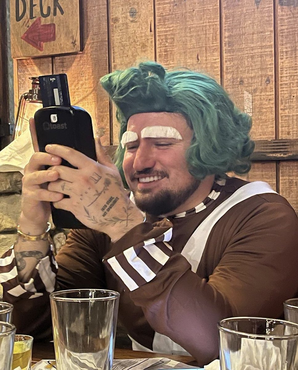 z0lexi's tweet photo. jc as an oompa loompa is my favorite jc aesthetic https://t.co/D4xBSDNOf9