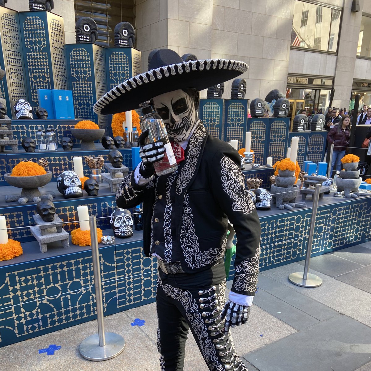 MatillaBlanco's tweet photo. #MexicoWeek: Día De Muertos 🇲🇽 en el #RockefellerCenter 🇺🇸
Gran recibimiento del cónsul @Jorge_IslasLo y todo el equipo de @ConsulMexNuy
#DíaDeMuertos https://t.co/SfhW1cqBoc