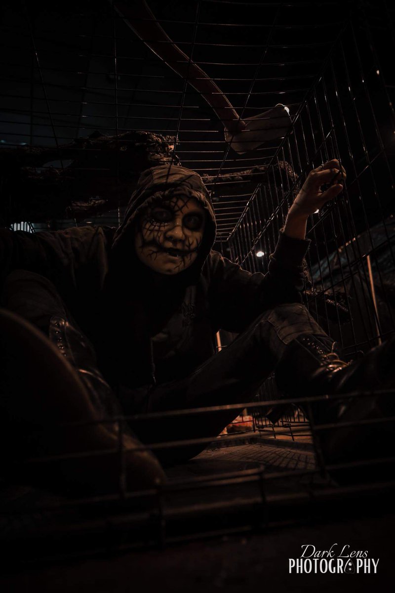 irkin_z's tweet photo. AAAAHHHHH I DID MY FIRST EVER PHOTOSHOOT AND IT WAS FOR THE HAUNTED HOUSE!!! I'm so surprised they turned out as amazing as they did!! 🖤🖤🖤 (1/2) https://t.co/qJhlkkkbg4
