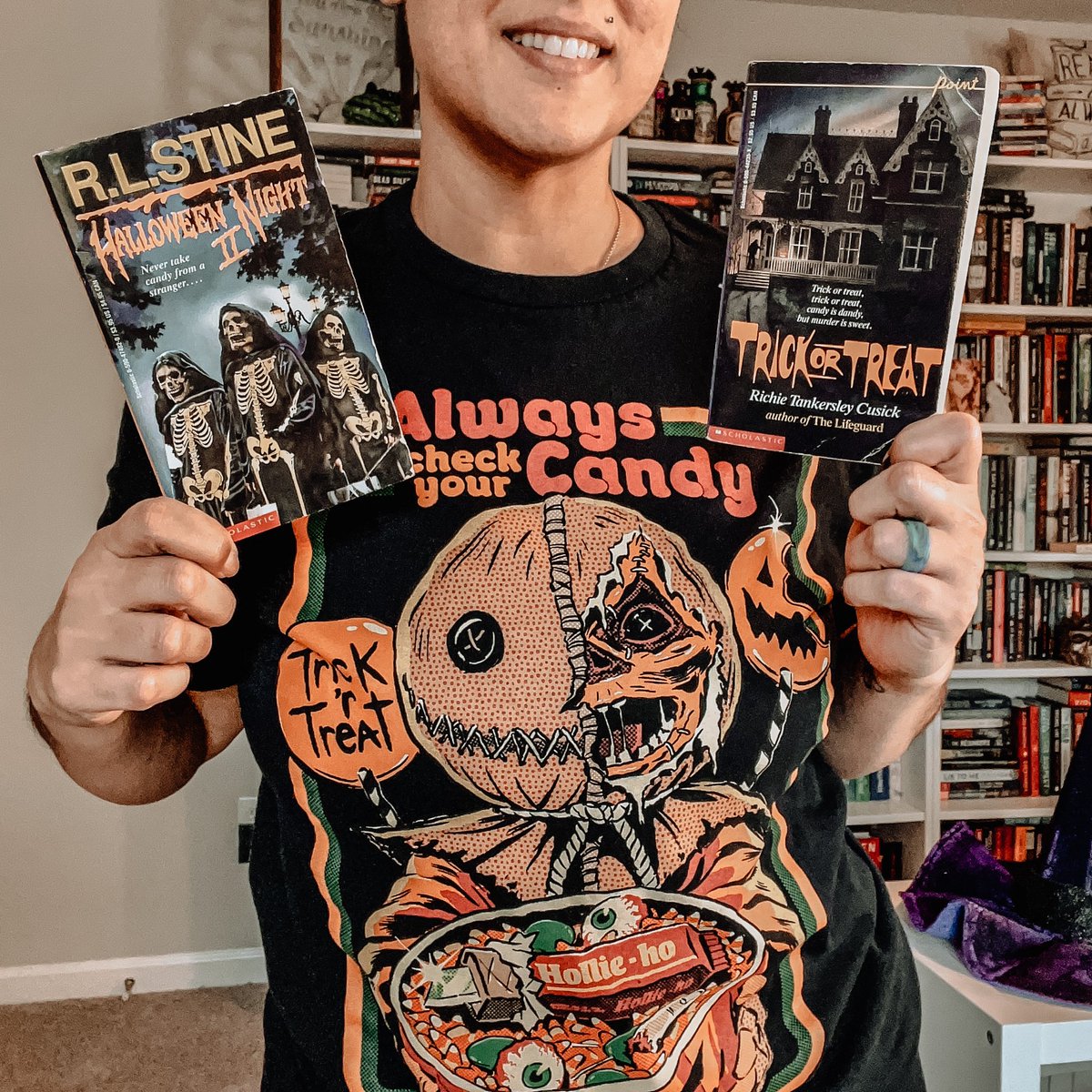 MarcyReads's tweet image. Happy Halloweeeeeen!!!!!! I’m ready for the festivities with my Sam tee and some spooky reads! and don’t forget to check your candy!!! 
What are y’alls plans for tonight? #Halloween #horror #Halloween2022