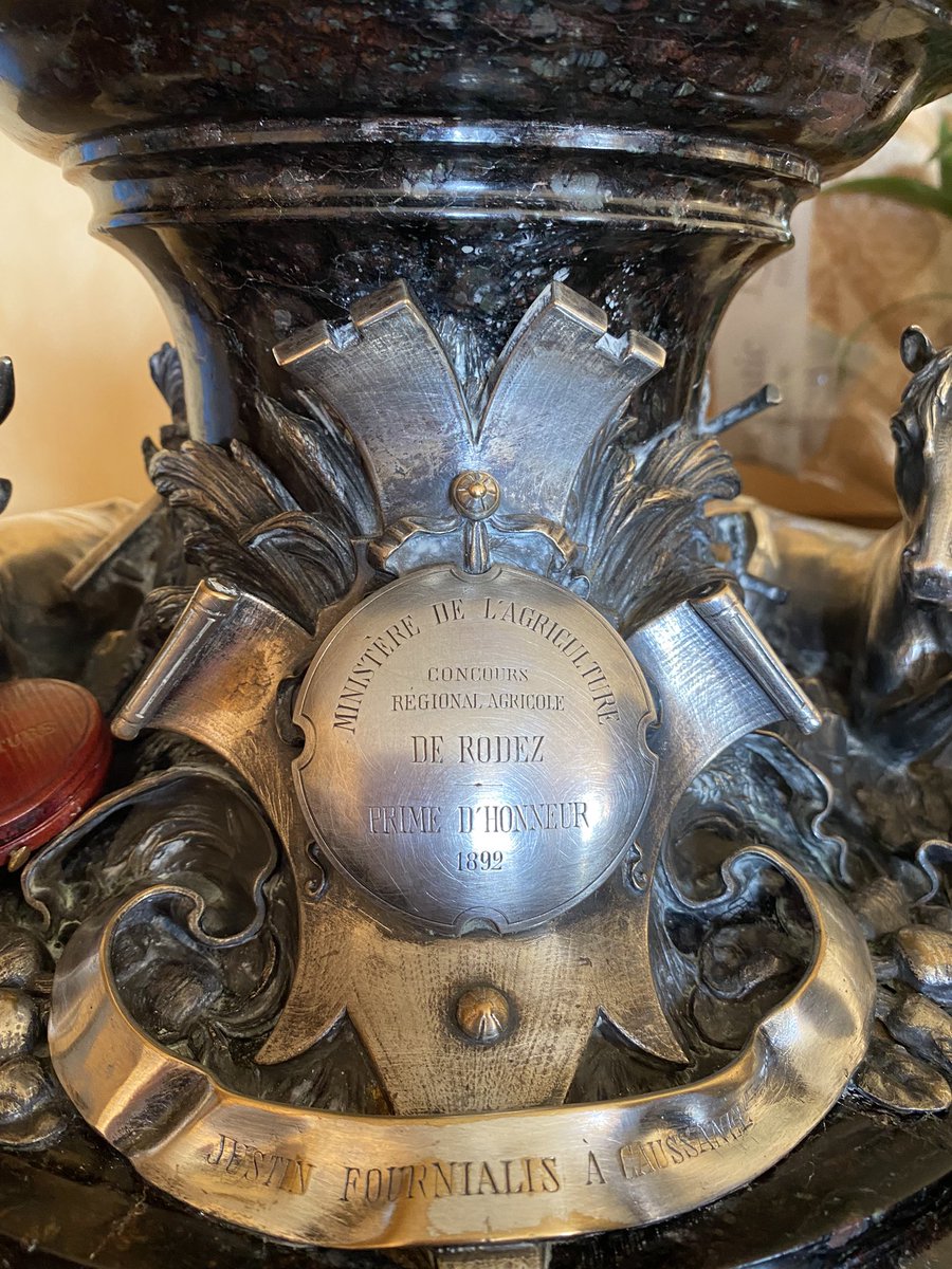 2/2 Il y a 130 ans, l’arrière-arrière-arrière grand-père de Sarah Singla recevait une distinction du <a href="/Agri_Gouv/">Ministère Agriculture et Souveraineté alimentaire</a> 🇫🇷pour ses pratiques vertueuses sur les terres difficiles de l’Aveyron. Et quel trophée! 
Marbre et argent, #animaux et végétaux et les 4 saisons de l’#agriculture 👍👏