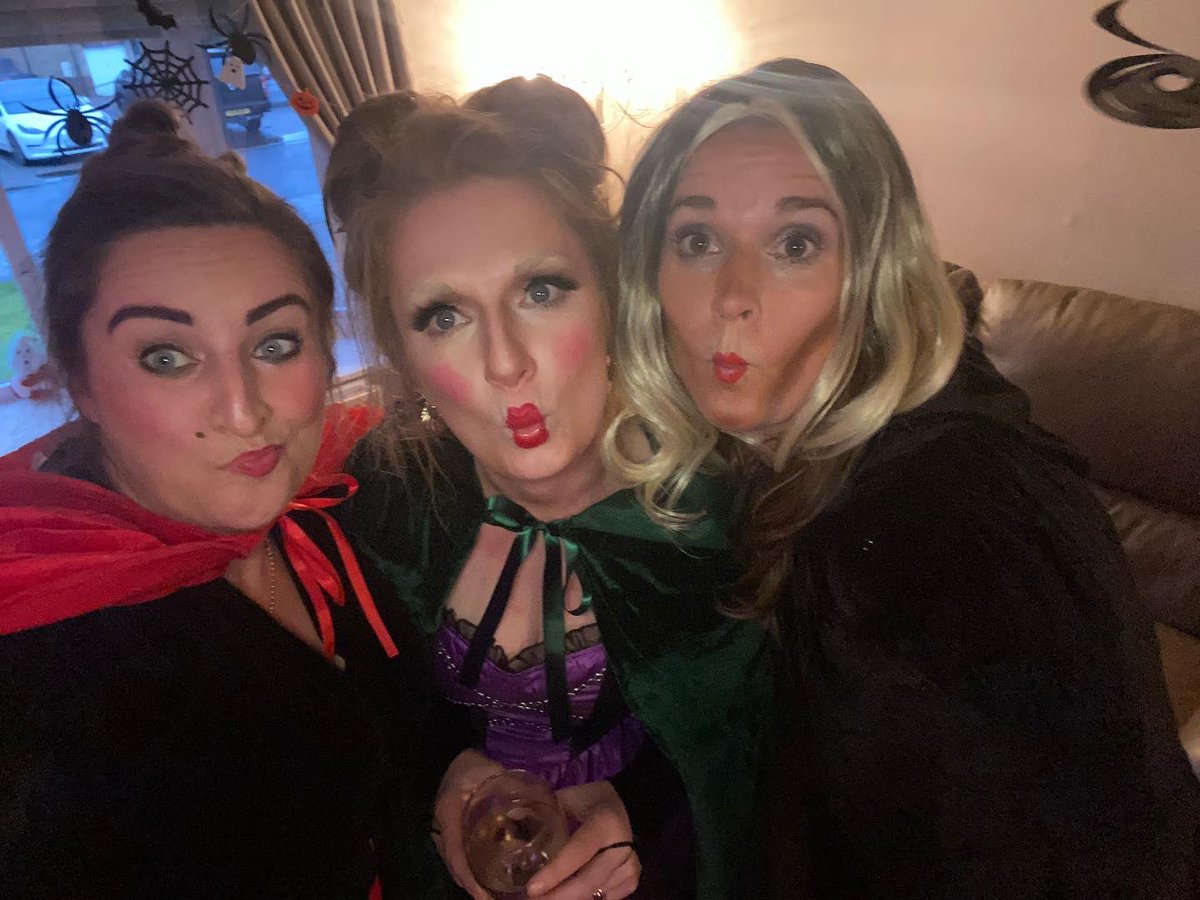 CglenEnglish's tweet photo. Sisters!! Happy Halloween! #HocusPocus #itsalljustabunchofhocuspocus https://t.co/l9Cs89eG7J