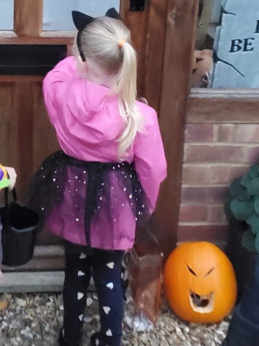 EmmaSMaund's tweet photo. Trick or treating with preschoolers. It's an experience. #candycrazy https://t.co/3LiRS0vhau