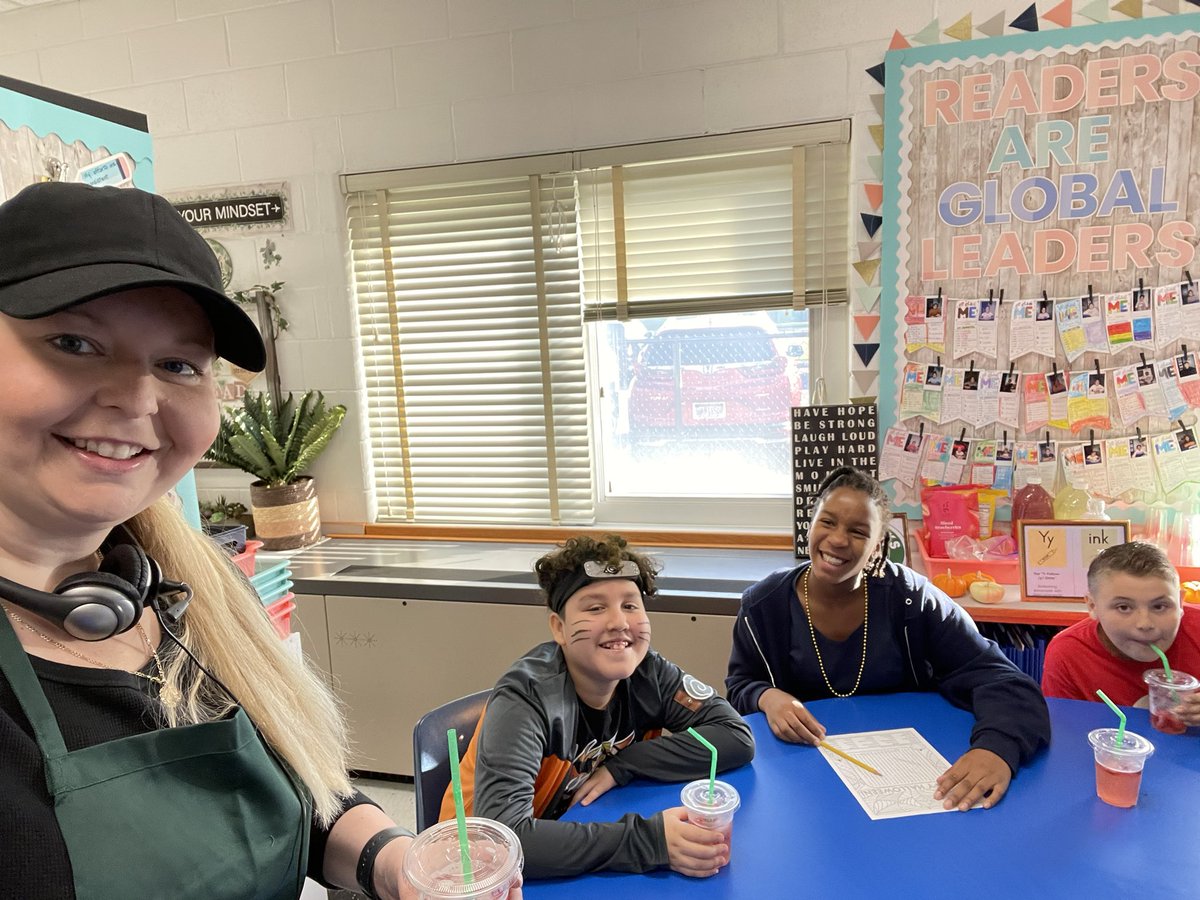 MsMankowski's tweet photo. The Starbooks Cafe was busy today! The specials included the โy-yellow-/y/ drinkโ and the โink-pink-ink drinkโ ๐ฅค #futuregloballeaders #vs30friendlyschools #forshaw #shawstrong https://t.co/mLLVbxps79