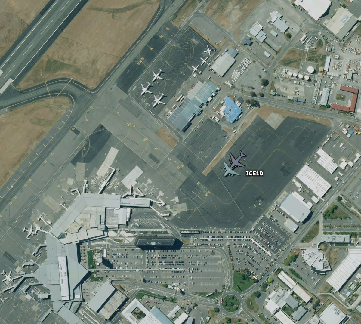 TheSnoopySnoop's tweet photo. #ICE10 🇺🇸
Sitting on the deck at Christchurch, NZ almost in the exact position of a previous satellite photo 

Possibly warming up prior to a trip to the Antarctic 🐧

#AE2FAC C-17A Globemaster III USAF 08-8200 6ndAW/446thAW McChord

#AvGeek #Planespotting #milair #haveglass https://t.co/kPObXAIZkZ