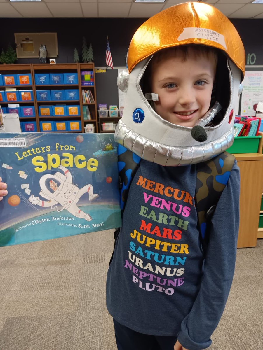 And yet another satisfied customer! ⁦@SleepingBearBks⁩ #LettersfromSpace ⁦@susanbatori⁩ #Nebrastronaut™️