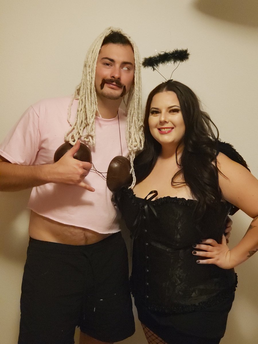 Happy Halloween everybody! As some of you know tonight was my last stream of 2022 I'll see yall in 2023 as I'm moving back to the states from Germany!!