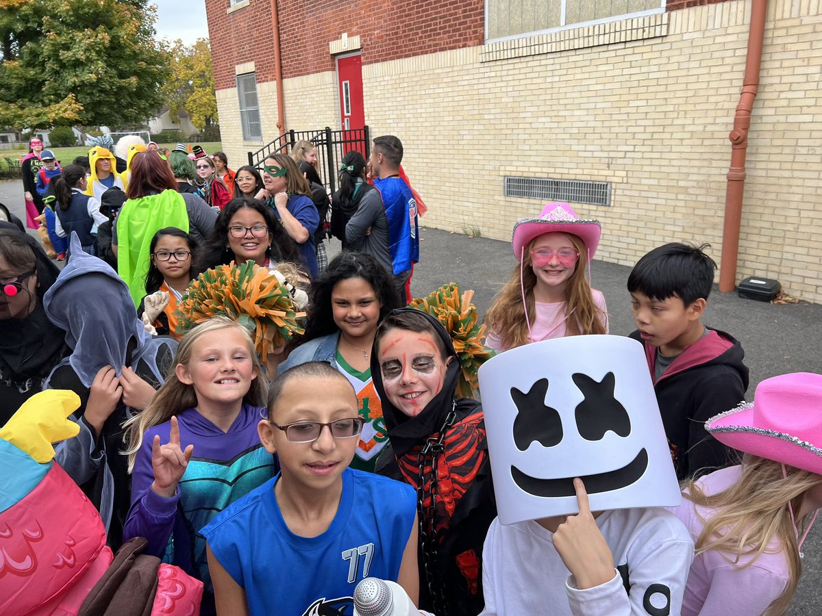 MsFarrey5F's tweet photo. Fun at the Halloween Parade! #5thgrade #Halloween2022 #halloweencostume https://t.co/6R67IoM5zB