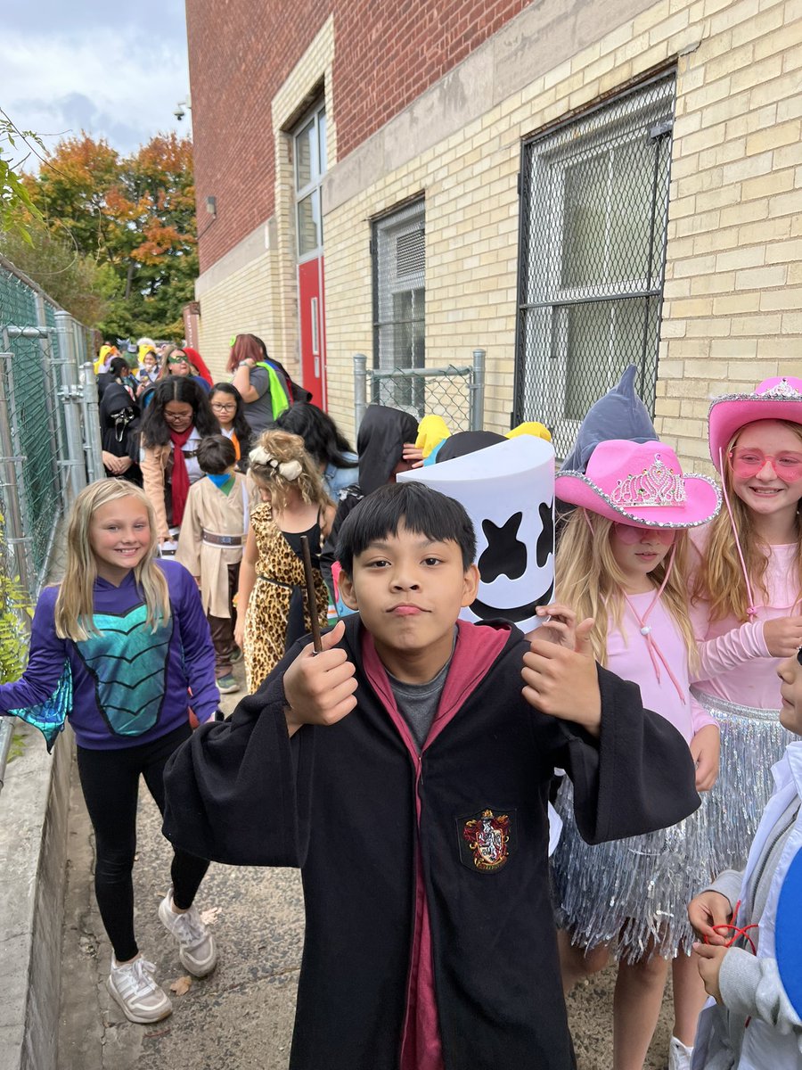 MsFarrey5F's tweet photo. Fun at the Halloween Parade! #5thgrade #Halloween2022 #halloweencostume https://t.co/6R67IoM5zB