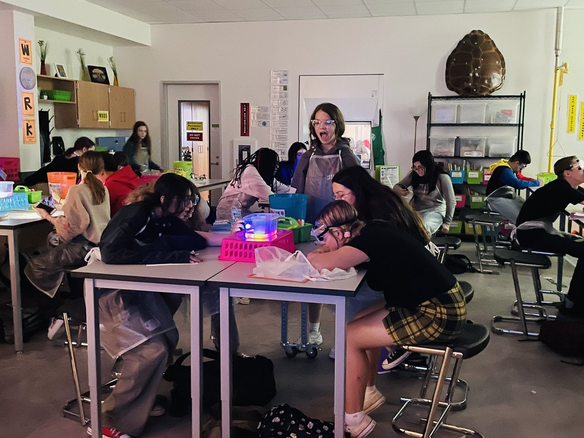 Students observing how ocean currents 🌊〰️〰️ work with neon liquids and black lights 🟣 #KMSCougarPride #KMSscience 🐾🤍❤️