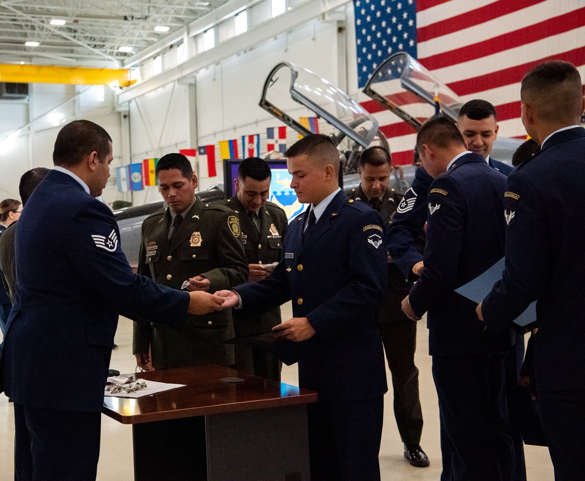 usaf_iaafa's tweet photo. 12 IMS from Colombia earned #IAAFA wings during a graduation ceremony last week. The students attended the Intelligence, Surveillance & Reconaissance Course. #fuerzaaereacolombia #policianacionalcolombia #jbsalackland #37TRW https://t.co/jRJbATKVm4