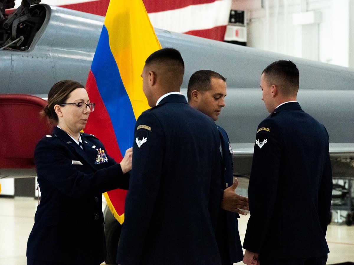 usaf_iaafa's tweet photo. 12 IMS from Colombia earned #IAAFA wings during a graduation ceremony last week. The students attended the Intelligence, Surveillance & Reconaissance Course. #fuerzaaereacolombia #policianacionalcolombia #jbsalackland #37TRW https://t.co/jRJbATKVm4