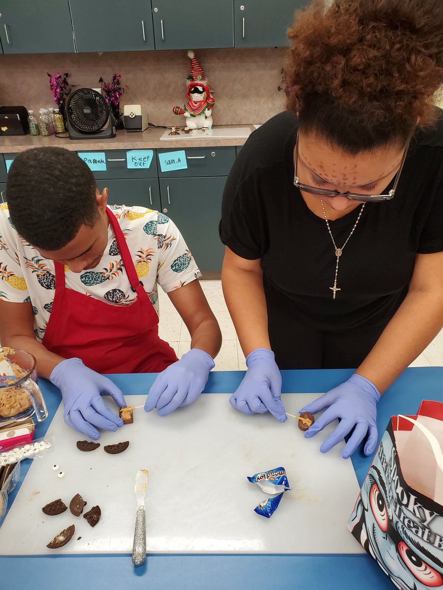 Our wonderful students made boo-tiful bat cookies! Happy Halloween!@LHSMcCoy <a href="/APLetoHigh/">Leto High School</a> <a href="/Mrscopeslibrary/">Libby Cope</a> <a href="/FalconsLeto/">Leto Falcons Basketball</a> <a href="/Melisa21064515/">Melisa</a>