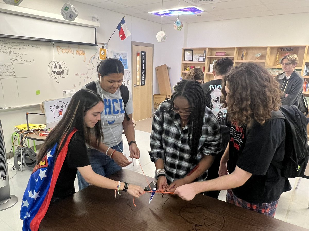 TheGiftedGatos's tweet photo. All GT classes enjoyed some team building with a shared group drawing activity Halloween style! @NISDGTAA @RootEdSA #JoinGT https://t.co/PpnkxJZnqg
