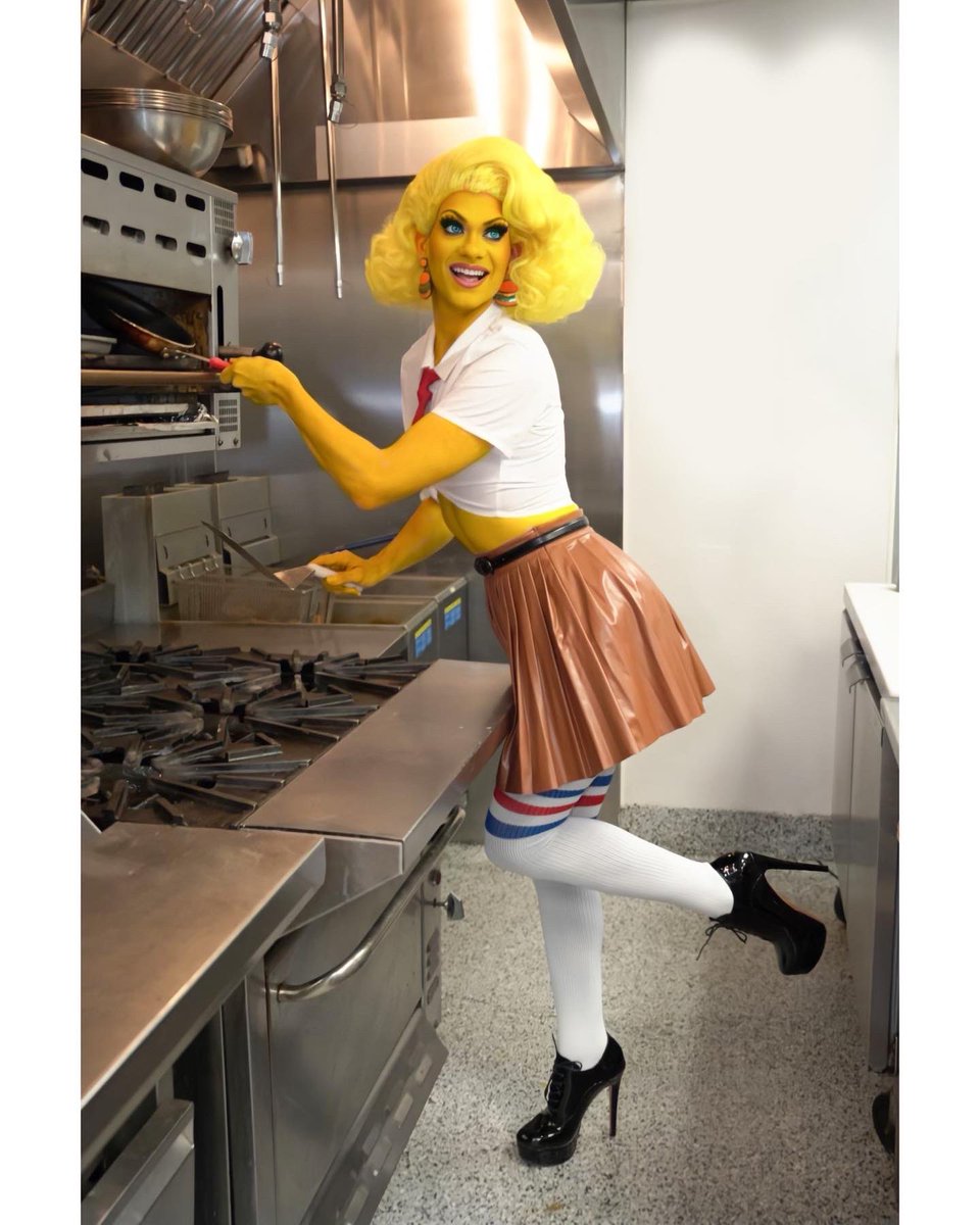 Order up SQUIDWARDDDDD 🍔🧽🌸🌴
#dragrace #halloween