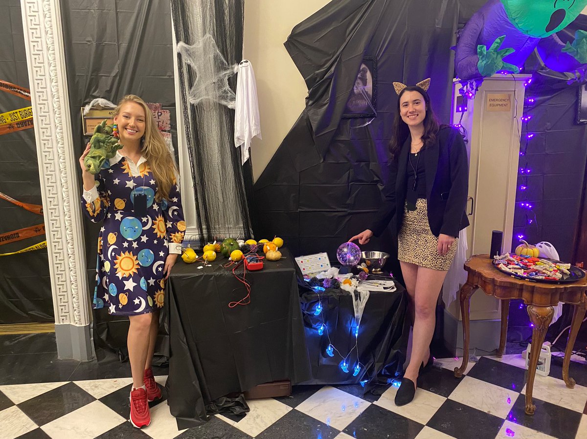 CostaSamaras46's tweet photo. It's Halloween at the White House and the @WHOSTP team showed everyone how much fun science and technology can be. Thanks to Energy Team engineers Sarah Stevenson and Rachel Reolfi, the visiting trick-or-treaters learned how lemons can power a light bulb. https://t.co/o1LeNDapf8