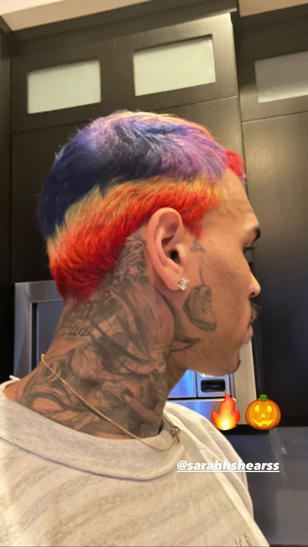 Chris Brown Live on X: "Chris Brown shows off his new hairstyle.  https://t.co/eQzPHZlt0r" / X