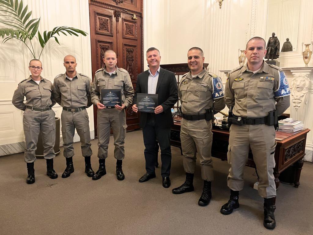 Nesta segunda-feira (31/10), recebi o Comandante da Academia de Polícia Militar da BM e os cadetes do CSPM/22 para a entrega de convite da Formatura do Espadim Tiradentes, que será realizada no dia 18 de novembro, em Porto Alegre.