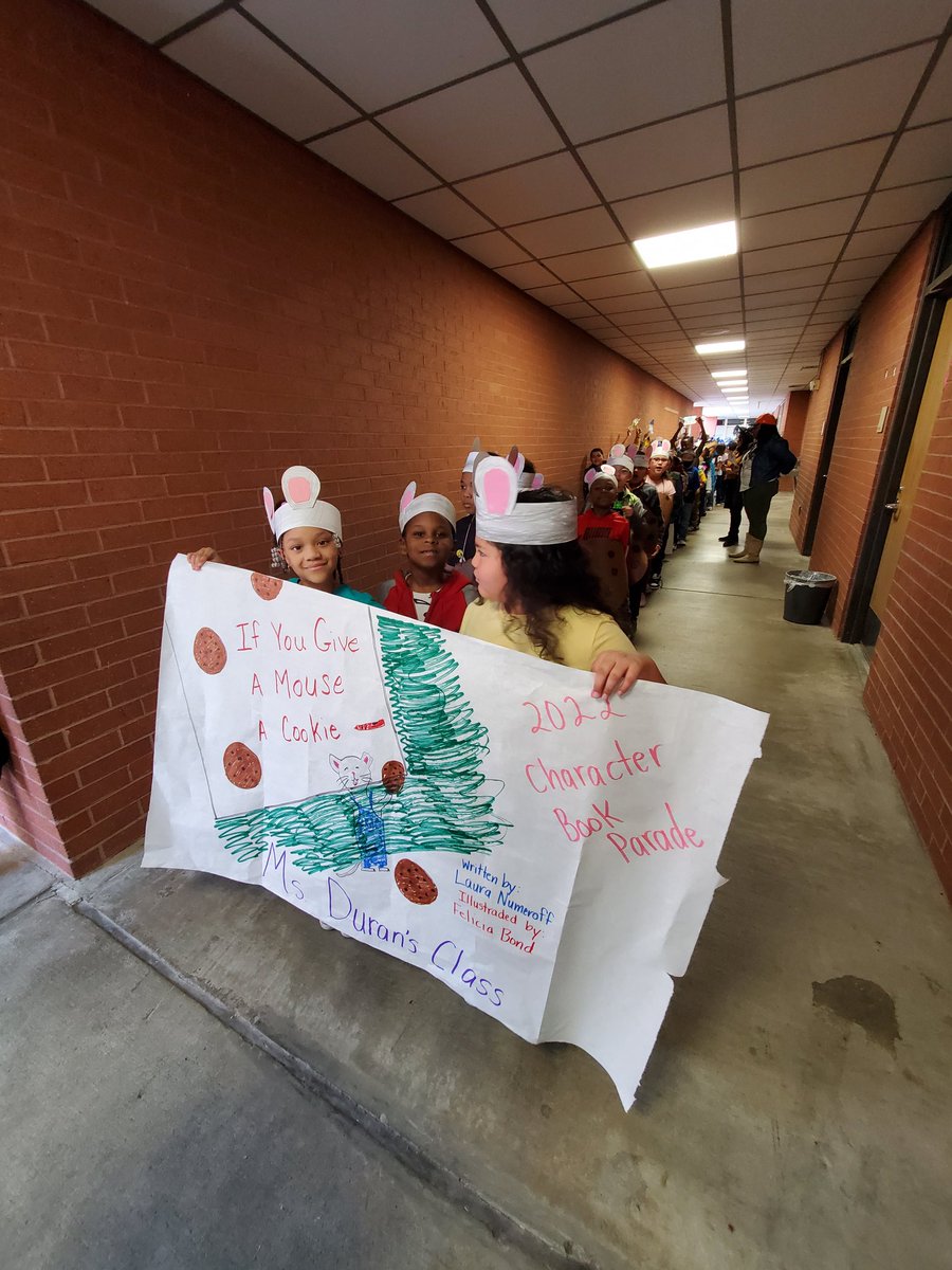 So much fun in the Character book parade @GrayES_AISD #IfYouGiveAMouseACookie welll...i had to give them a cookie :) @LAshley2016 @K_Aguirre123