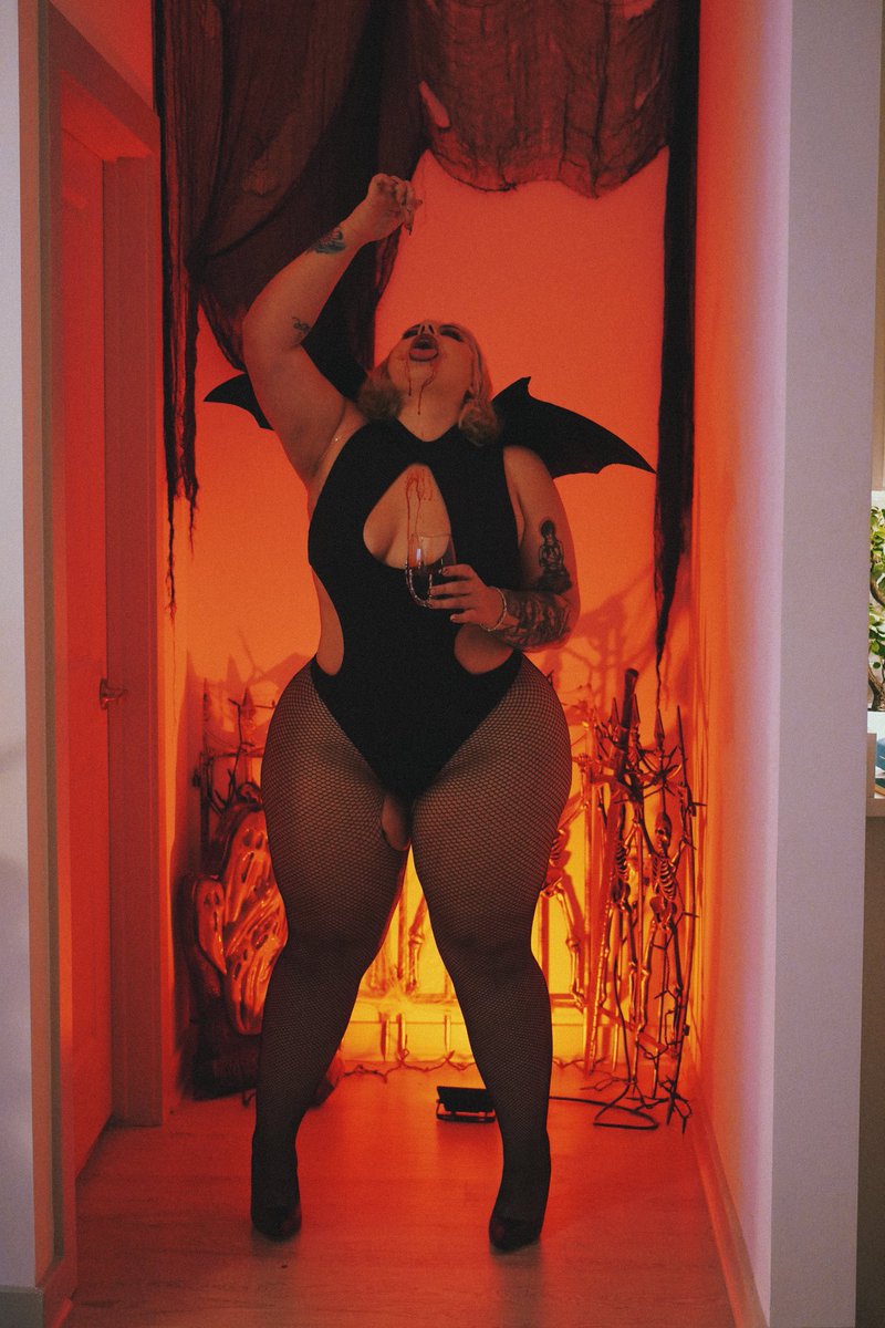 mysticbeingg's tweet photo. HAPPY HALL🎃WEEN! Day 31/31 days of Halloween is completed!!!! Vampire mystic is here! https://t.co/ZrliHmNtTJ