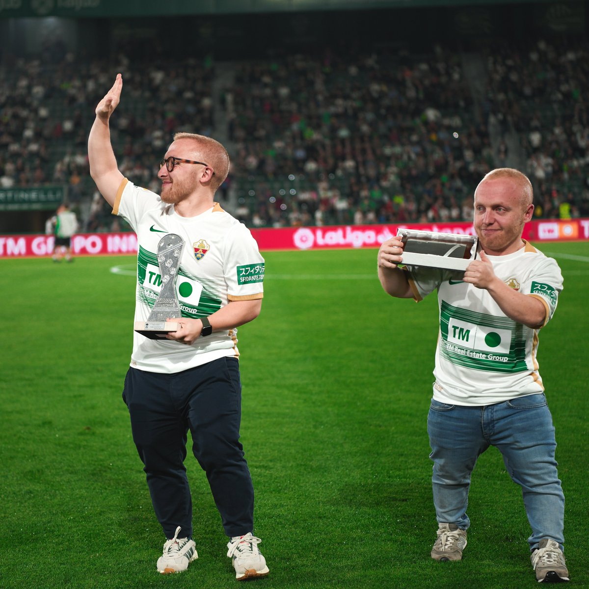 elchecf's tweet photo. 👏 🇪🇸 Juan y Pablo Serrano han sido homenajeados tras convertirse en campeones de Europa con la Selección Española de Fútbol Sala para personas de talla baja

😍 ¡Enhorabuena, franjiverdes! 💚🤍 https://t.co/MGVcWg6vGG