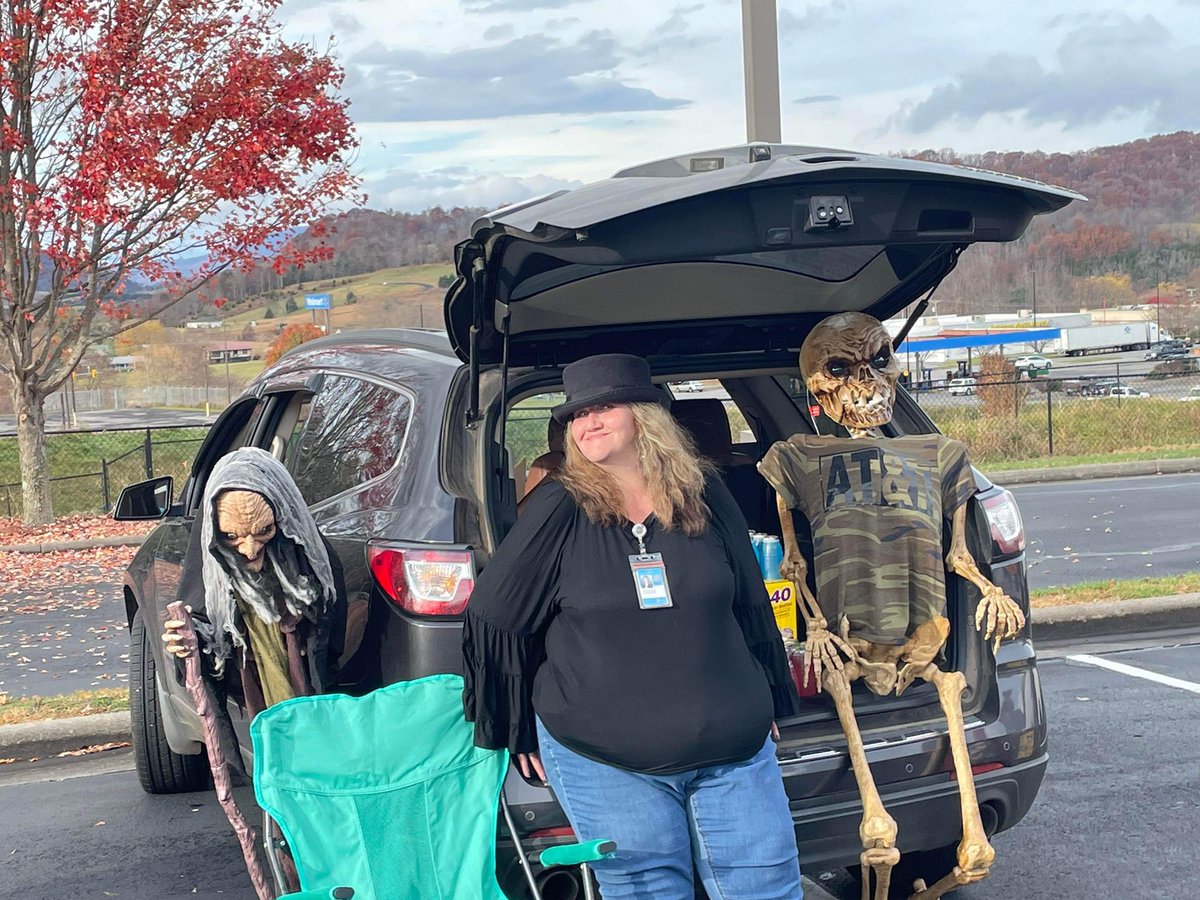 Trunk or Treat is underway at the Lebanon AT&amp;T Call Center! 4p-7p EST! Bring your family and friends! Enjoy the amazing view, atmosphere and costumes! #GuinningTogether <a href="/BartonTonyLeb/">Tony Barton</a> @hugh_salyers