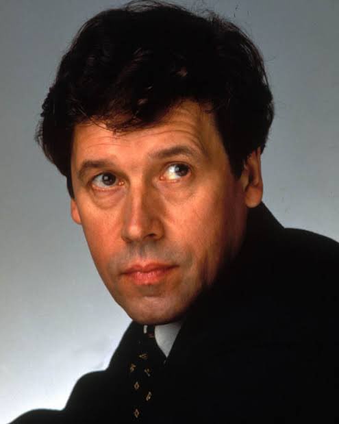 Happy birthday Stephen Rea. My favorite film with Rea is Prêt-à-Porter. 