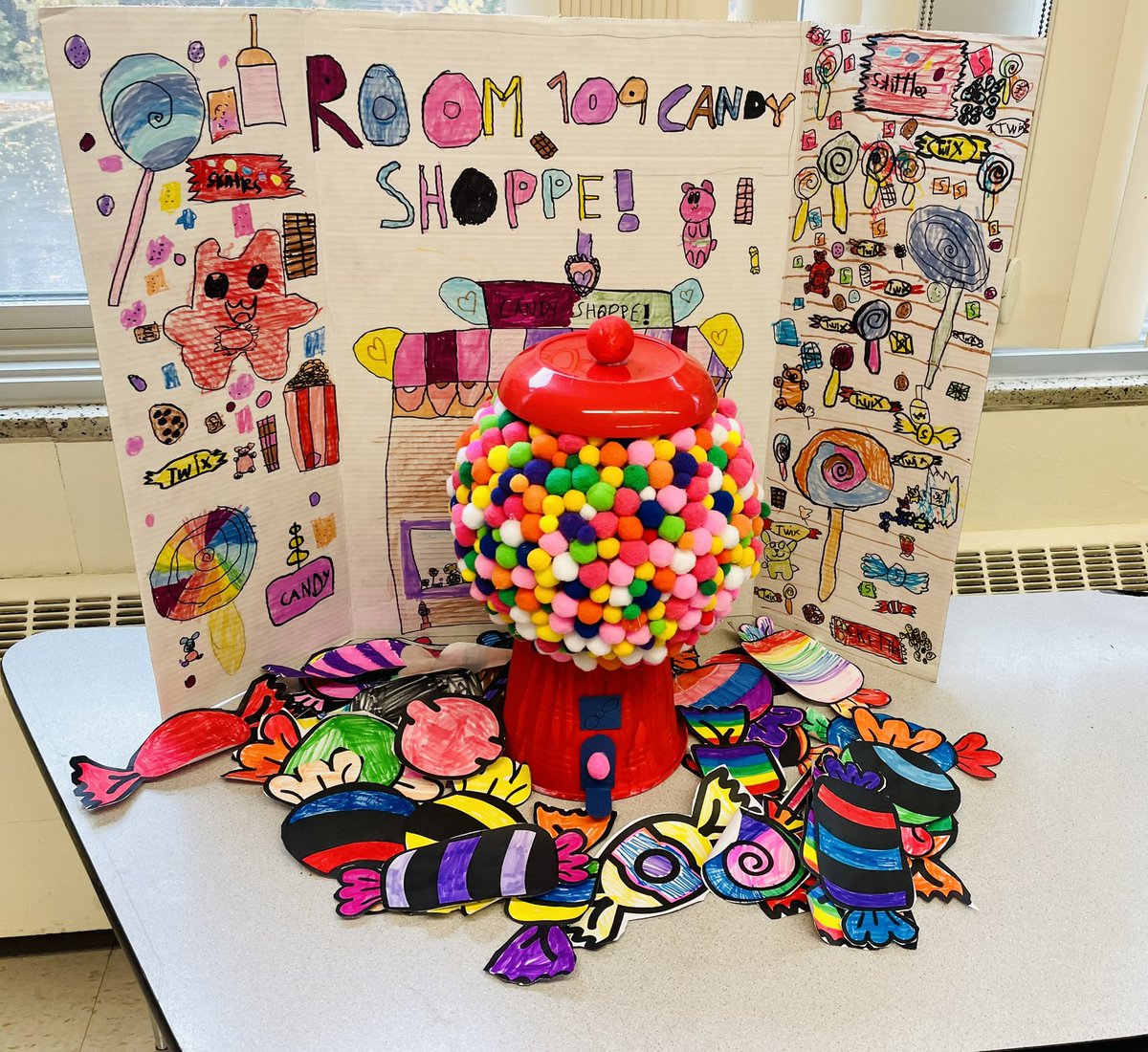 Our Candy Shoppe Pumpkin! Teamwork makes the dream work! 🎃🍭🍬 <a href="/OM_MacKillop/">o.m.mackillop</a> <a href="/YRDSB/">York Region DSB</a>