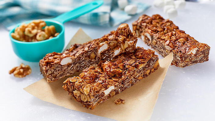 No bake granola bars!  This rocky road recipe is a sweet afternoon treat. sbs.com.au/food/recipes/r…