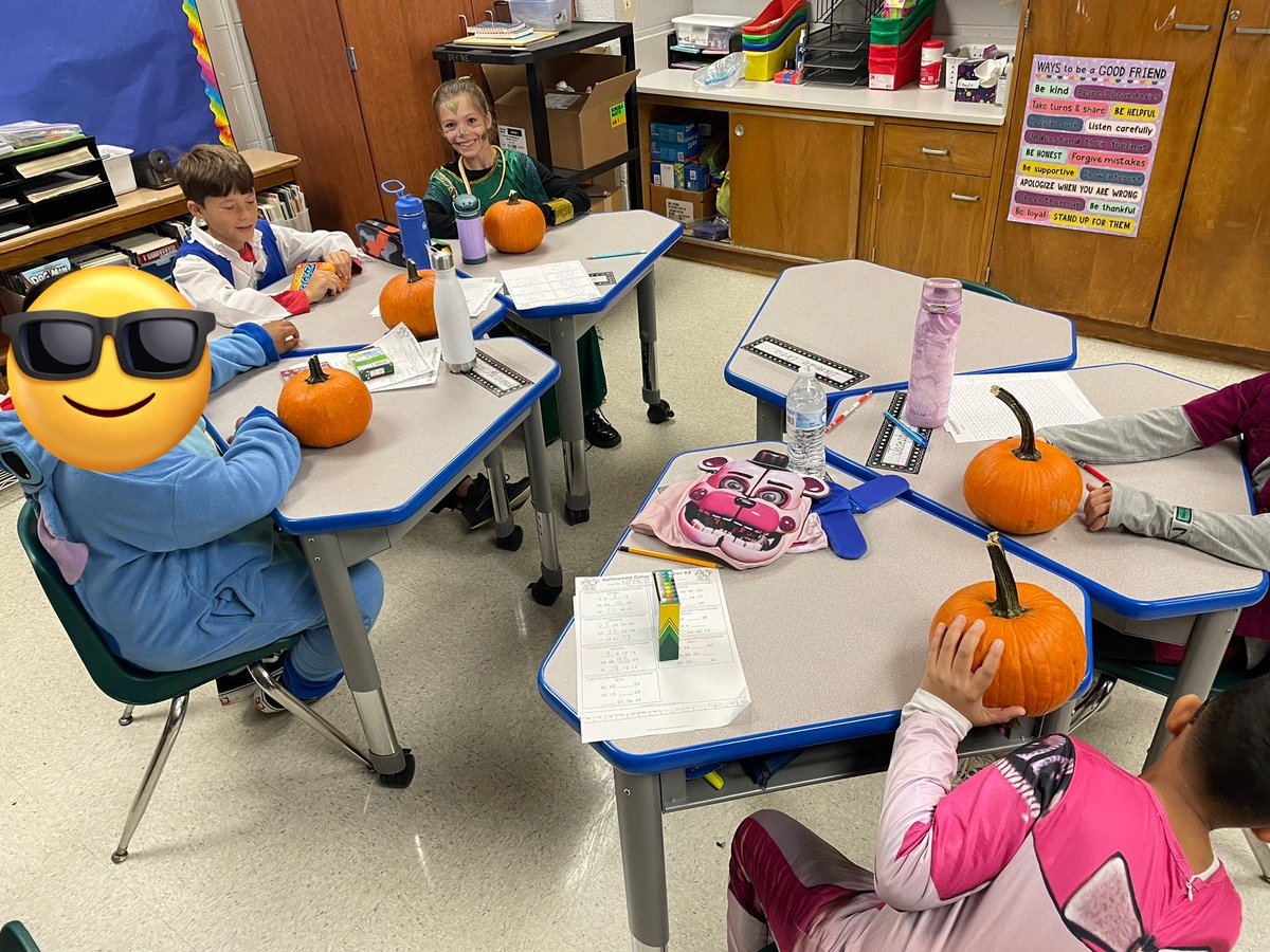 ADevine_CBE's tweet photo. Ss enjoyed our Halloween party! Thank you Room 13 room parents for a great time! @ClaraBartonElem #Rm13 https://t.co/xDu5lSt7Av
