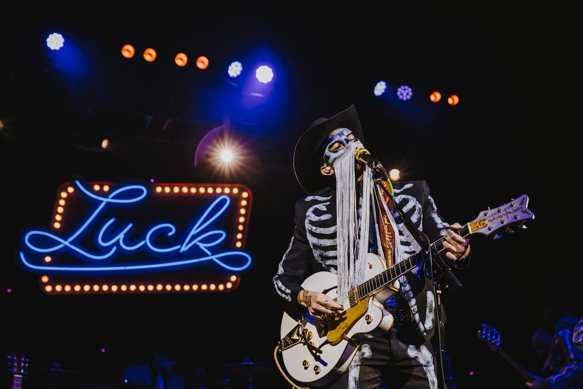 LuckReunion's tweet photo. We had a damn ball, y'all...

#lucktoberfest #showusyourtexas #outlaw #masquerade #ball #costume
#prostyall #polka #bavarian #maskrugstemmen https://t.co/ur4eRJeIVs