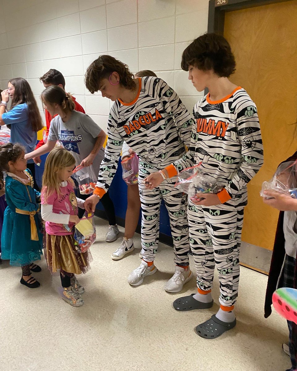 MrsLoden's tweet photo. Trick-or-treat for St. Jude! Thanks to everyone for making our fundraiser a success! Over $6,000 raised! @CherokeeSchools #middleschool #stjudechildrensresearchhospital #fundraiser #halloween #community https://t.co/iNkB2T93Wn