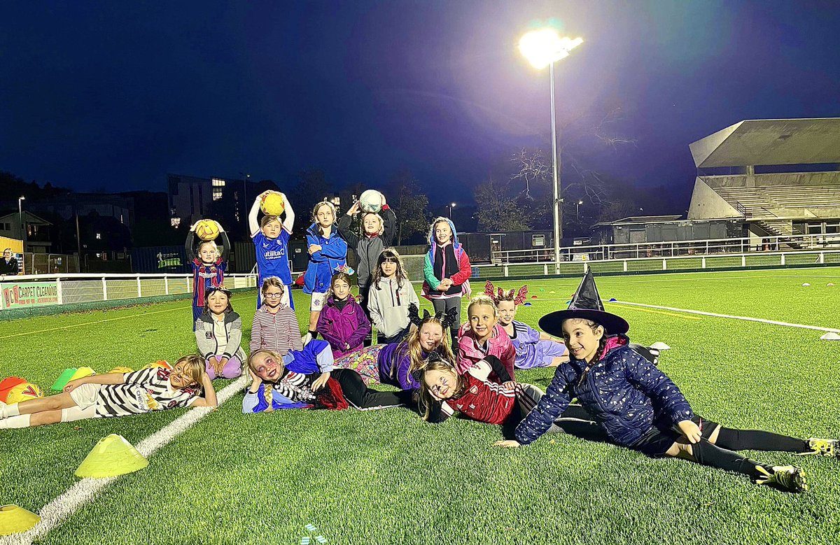 fairydeanrovers's tweet photo. 👻 🎃 Gala Scarydean Rovers Girls 🧙‍♀️ 🧟‍♀️ 

❤️⚫️ https://t.co/djPCXaUSyP