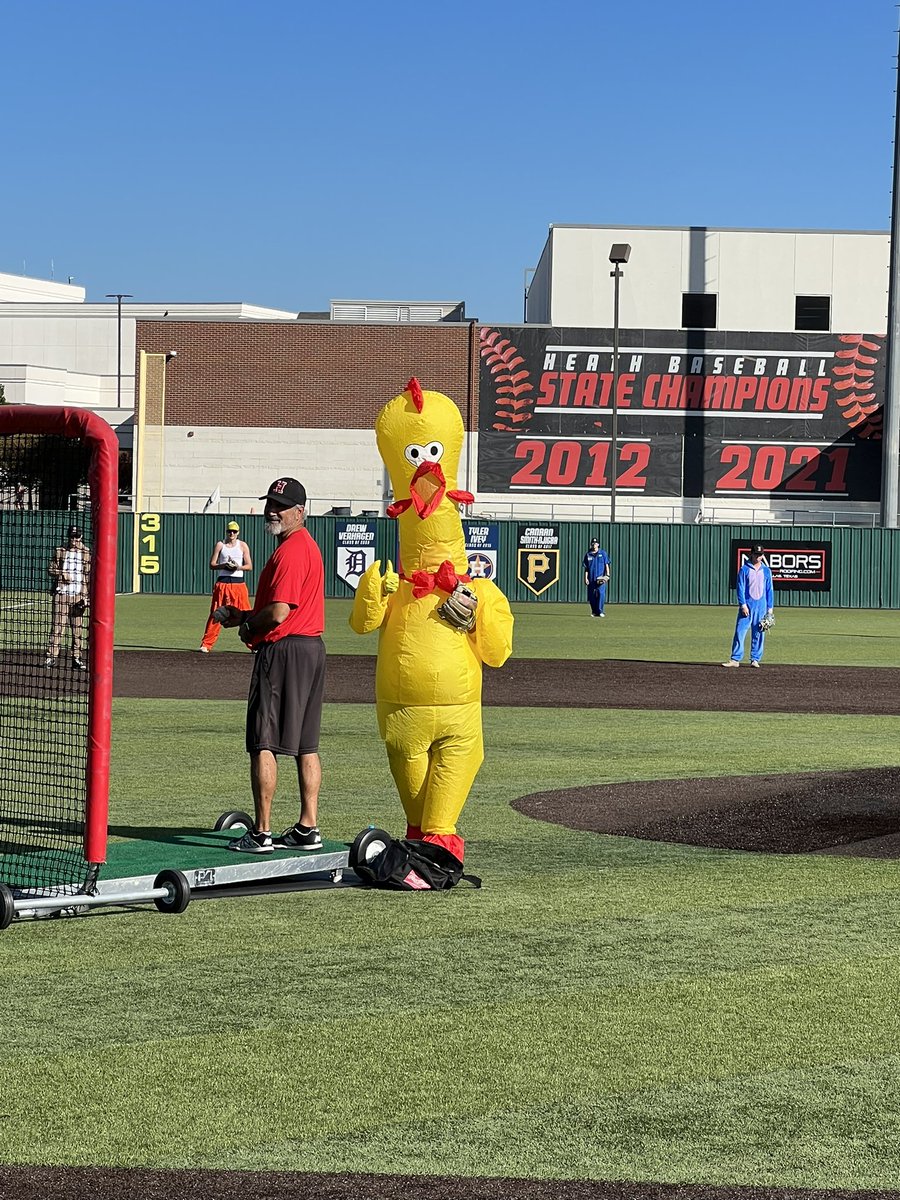 swinghard9's tweet photo. Heath Baseball Costume Day! https://t.co/Sf3jKwu3Xv